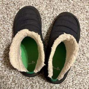 Sanuk Black Puff n Chill Boots